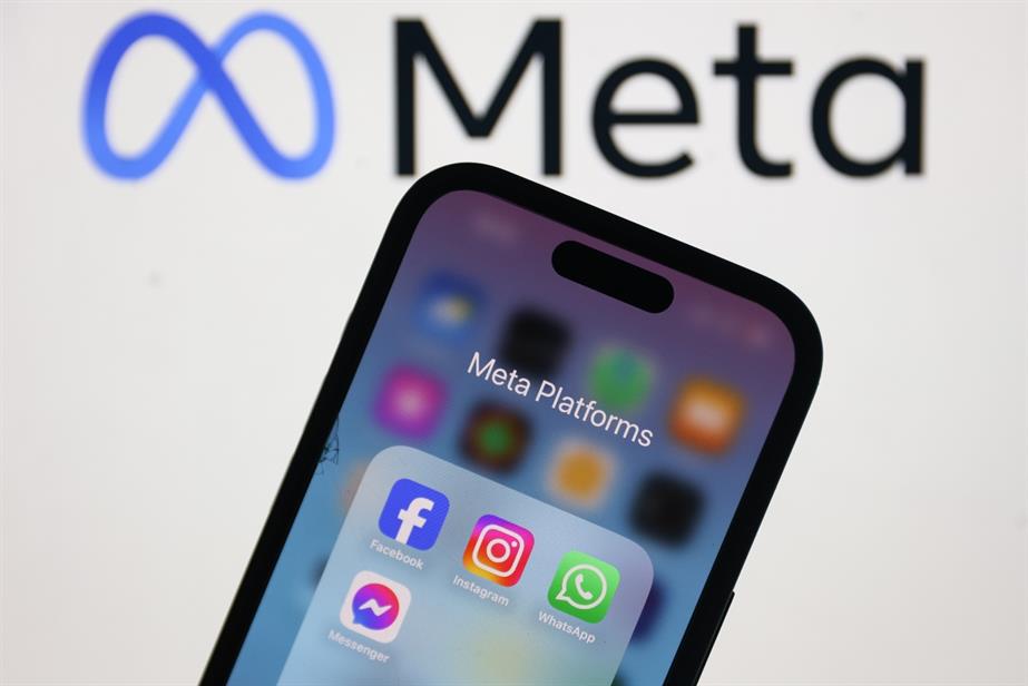 Meta logo and Meta apps on homescreen.